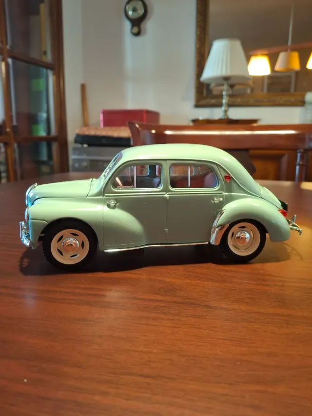 Renault 4/4 4cv años 60 escala 1:18