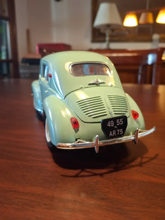 Renault 4/4 4cv años 60 escala 1:18