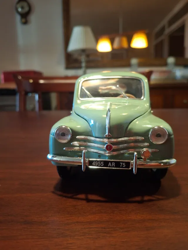 Renault 4/4 4cv años 60 escala 1:18