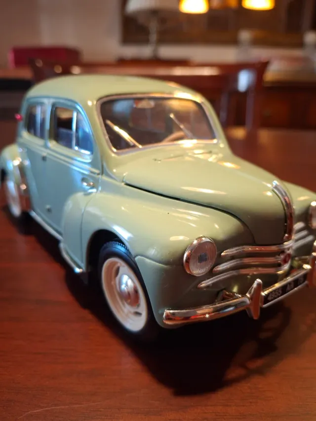 Renault 4/4 4cv años 60 escala 1:18