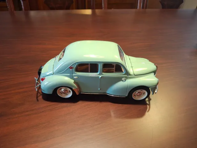 Renault 4/4 4cv años 60 escala 1:18