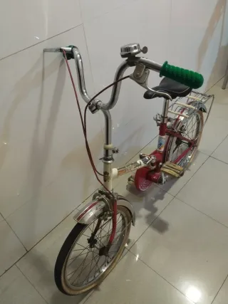 Bicicleta infantil vintage roja plegable
