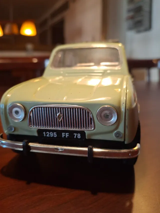 Renault 4L 1:18 Años 60