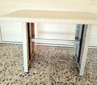 Mesa auxiliar rafia y metal
