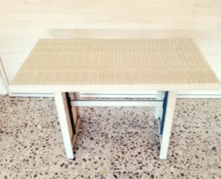 Mesa auxiliar rafia y metal