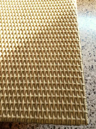 Mesa auxiliar rafia y metal