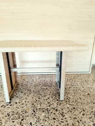 Mesa auxiliar rafia y metal