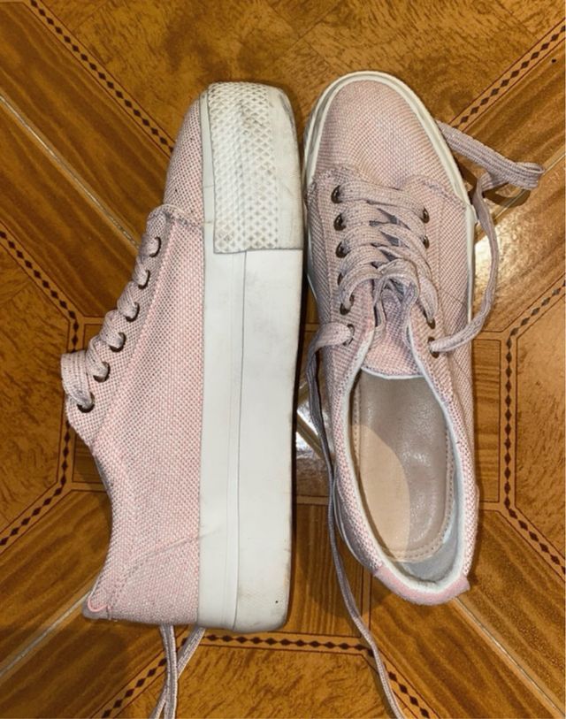 Zapatillas rosas brillantes con plataforma
