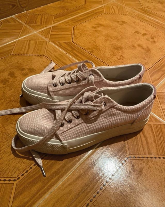 Zapatillas rosas brillantes con plataforma