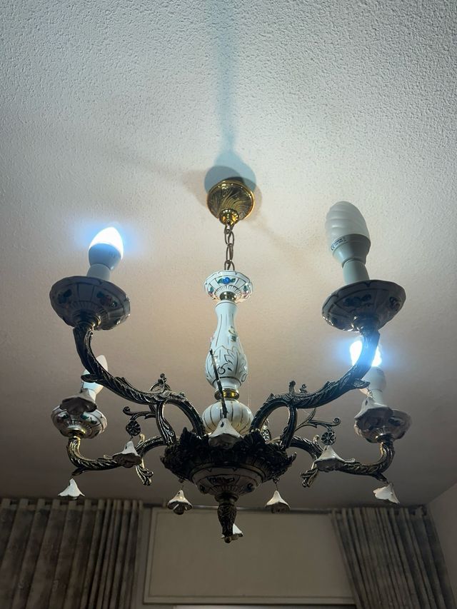 Araña de metal y porcelana