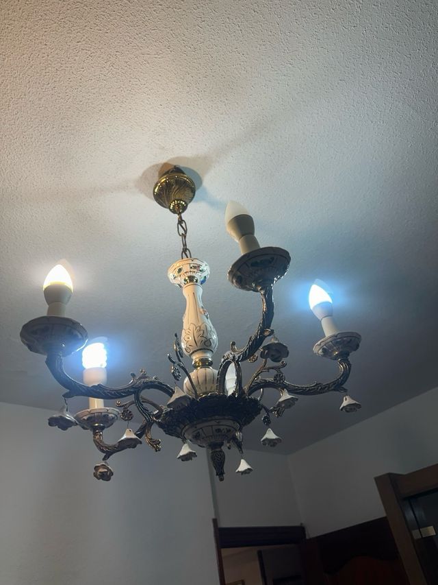 Araña de metal y porcelana