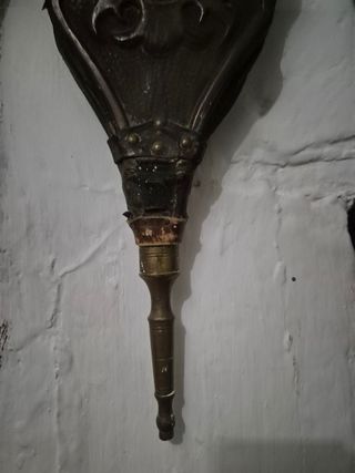 Fuelle antiguo decorado con rostro