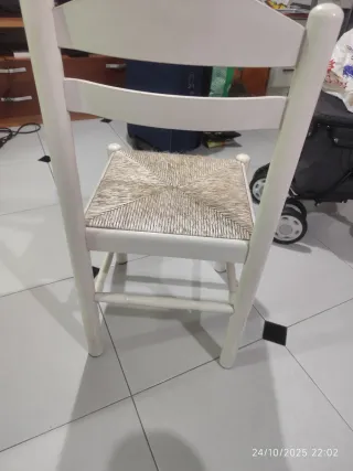 Juego de 3 sillas y 1 taburete de mimbre