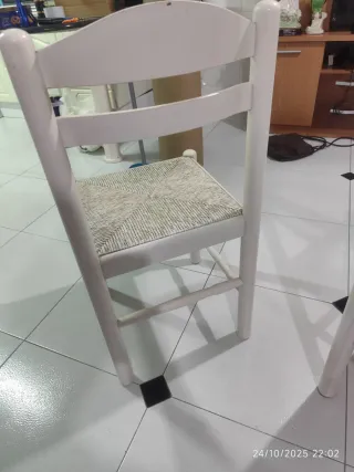 Juego de 3 sillas y 1 taburete de mimbre