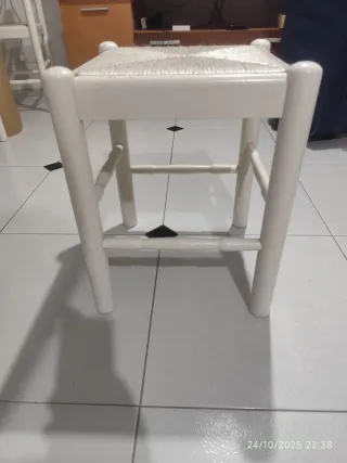 Juego de 3 sillas y 1 taburete de mimbre