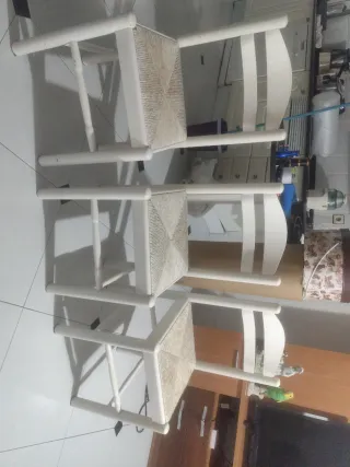 Juego de 3 sillas y 1 taburete de mimbre