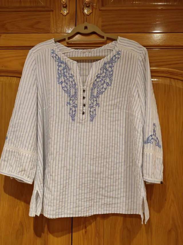 Camisa Rayas Azules y Blancas Bordada