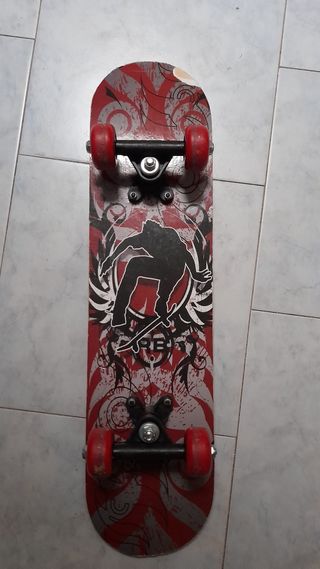 Patinete con diseño de skater