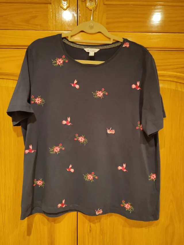 Camiseta gris con pájaros y flores