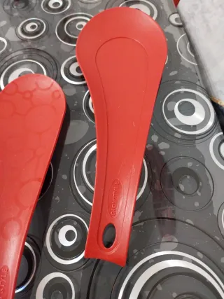 Appoggia mestoli rossi in plastica