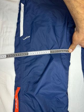 Mono de esquí azul con tirantes