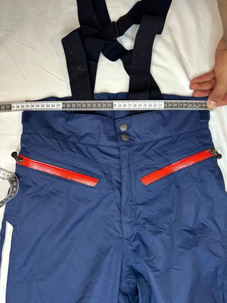 Mono de esquí azul con tirantes