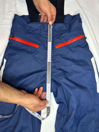 Mono de esquí azul con tirantes