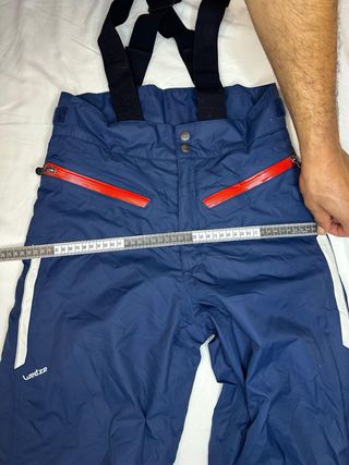 Mono de esquí azul con tirantes