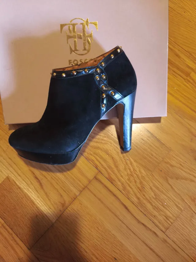 Botines Fosco Negros con Tachuelas Doradas