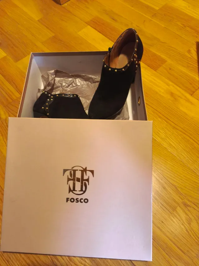 Botines Fosco Negros con Tachuelas Doradas