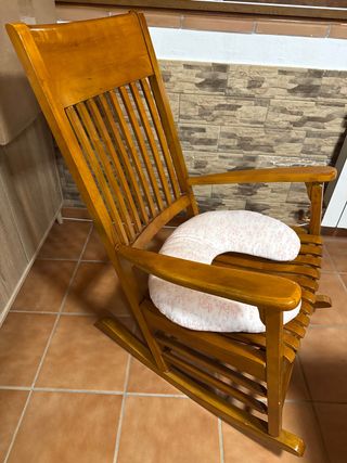 Dolce culla in legno per donne incinte con cuscino