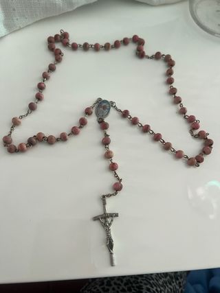 Rosario de cuentas rosas y plateadas