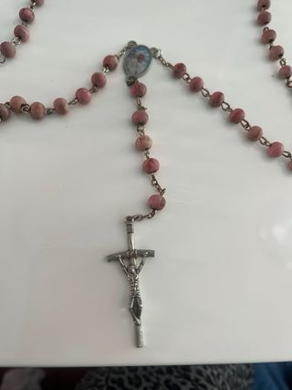 Rosario de cuentas rosas y plateadas