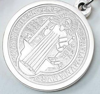 Colgante San Benito Acero | Protección y Fe