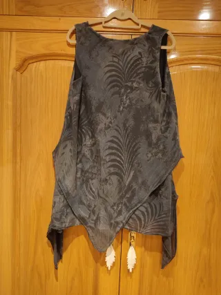 Camisa gris con estampado floral