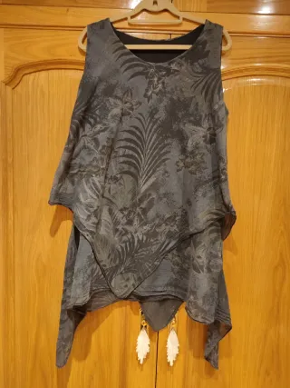 Camisa gris con estampado floral