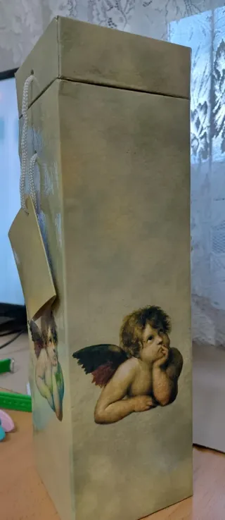 Scatola in cartone decorata con angeli