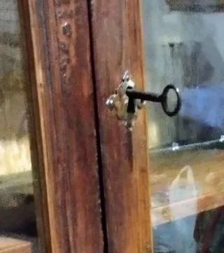 Alacena antigua madera y cristal