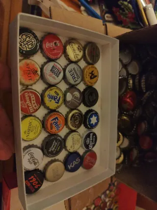 Caja de 3kg chapas de cerveza y refrescos