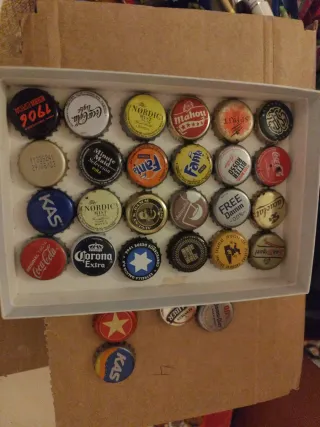 Caja de 3kg chapas de cerveza y refrescos