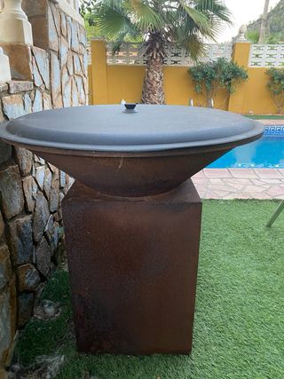 Barbacoa de metal con tapa