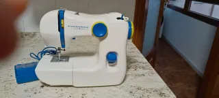 Máquina de coser blanca y azul