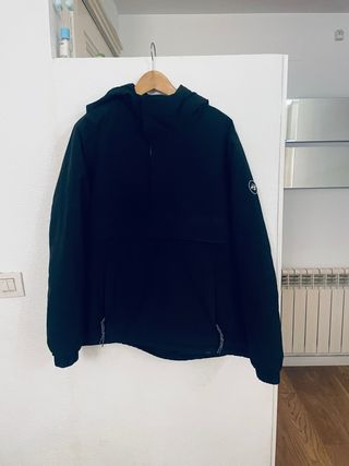 Cazadora Canguro Pull and Bear Negra