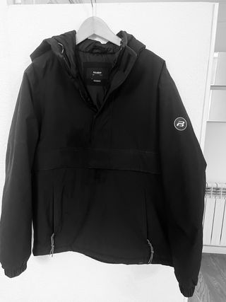Cazadora Canguro Pull and Bear Negra