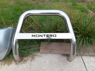 Defensa mitsubishi montero con Faros y mataburros