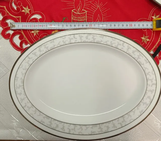 Vajilla de porcelana blanca y plateada