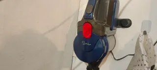 Aspiradora de mano azul y gris