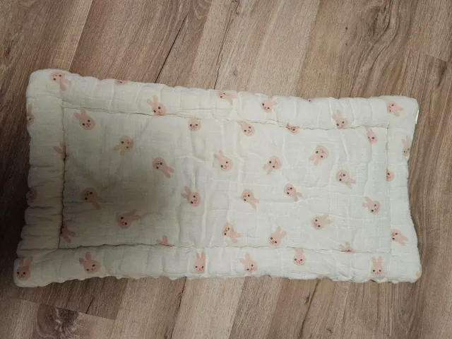 Colchoneta capazo bebé con estampado de conejitos