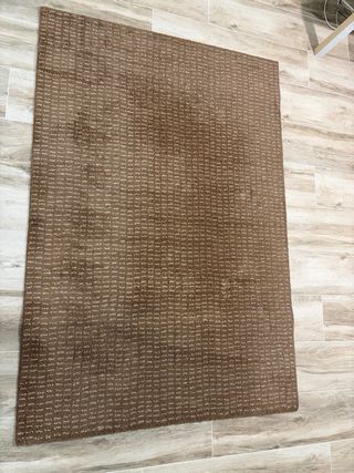 Alfombra marrón con diseño texturizado