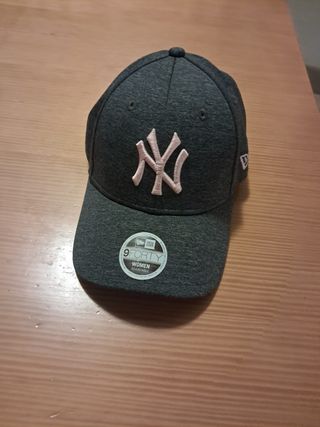 Gorra New Era Yankees 9FORTY Mujer Gris Rosa